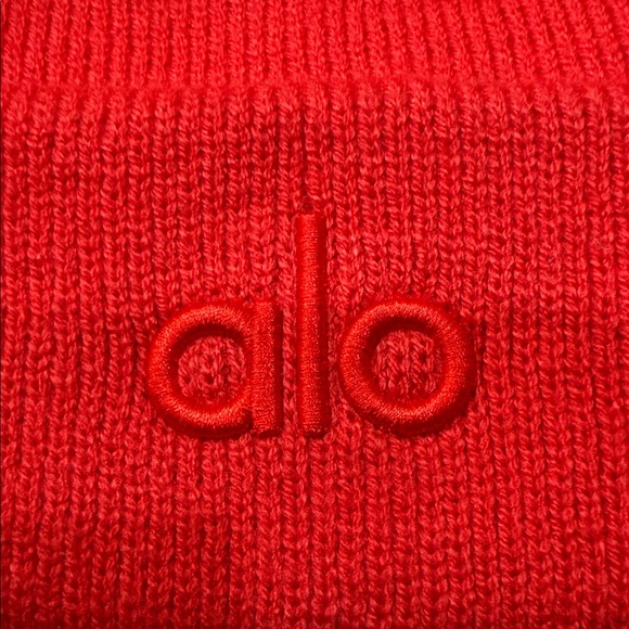 ALO YOGA | ✨NEW✨ Notable Beanie in Bright Red - Picture 5 of 6